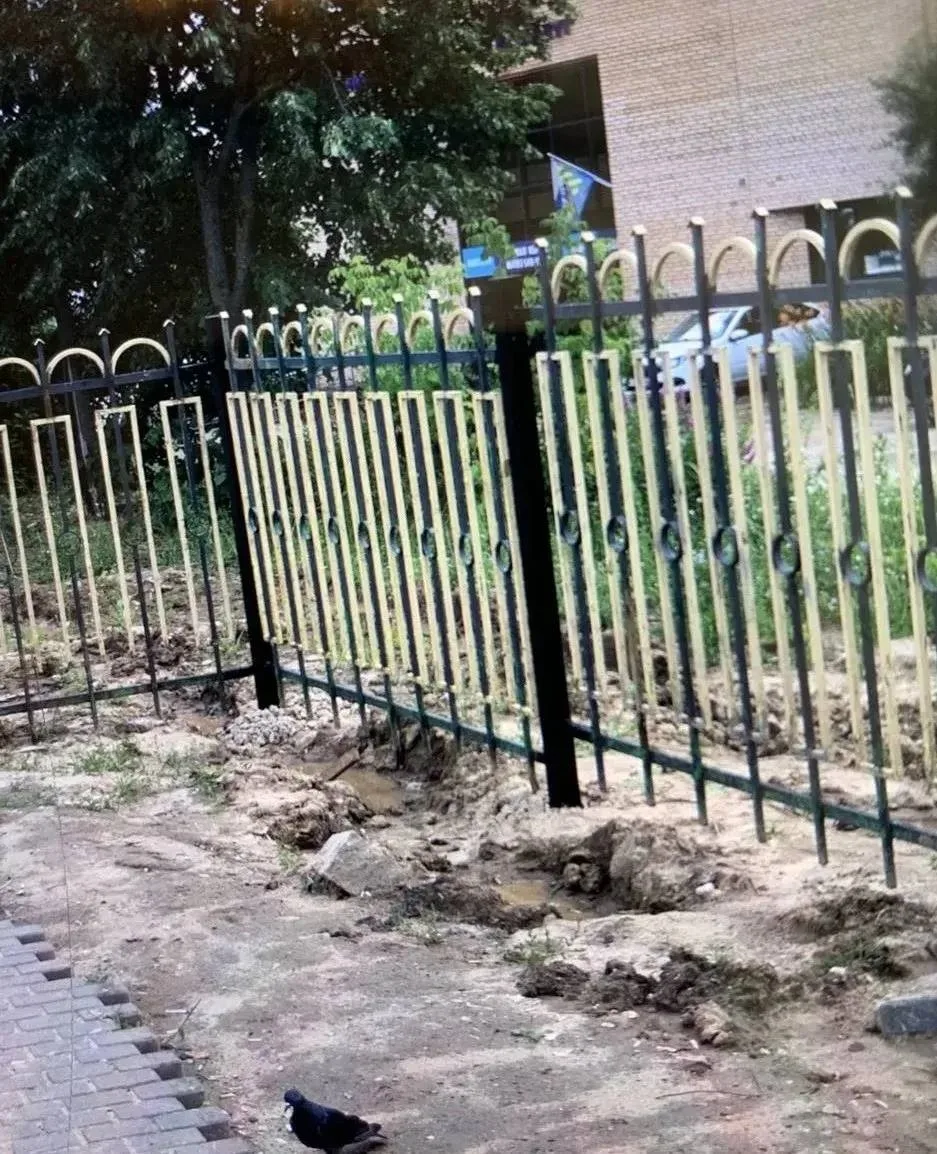 Наконец-то около социально-экономического института поставили забор и выделили место для установки а
