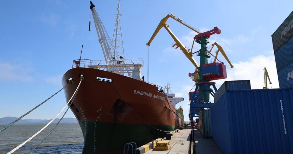 ⛴ Второе продовольственное судно Единого морского оператора пришло в столицу округа, со...