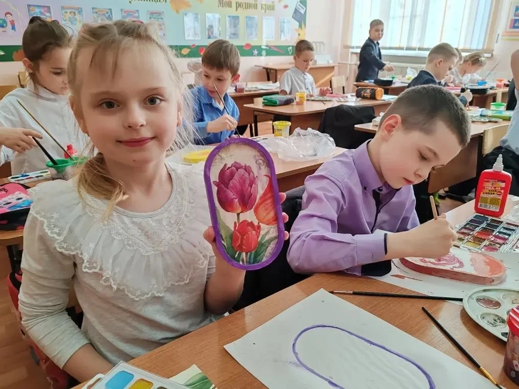 Маленькие шедевры для любимых мам! 🎨🌸  В преддверии самого весеннего праздника в 1 «В» классе кипела