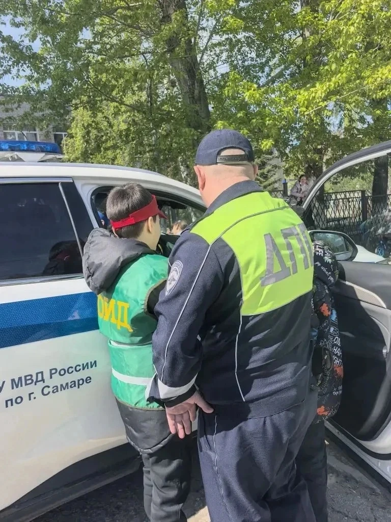 4 мая старший инспектор ДПС Илясов А. М. провел занятие для учеников 3 «Б» и 3 «Г» классов! 👮‍♂️  Уч