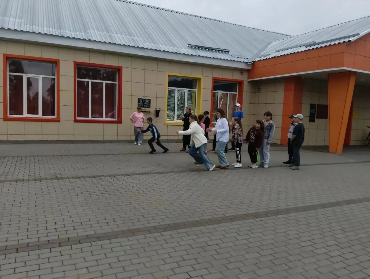 День в лагере прошел весело и интересно!
День начался с зарядки.
Затем воспитатели пришкольного лаге