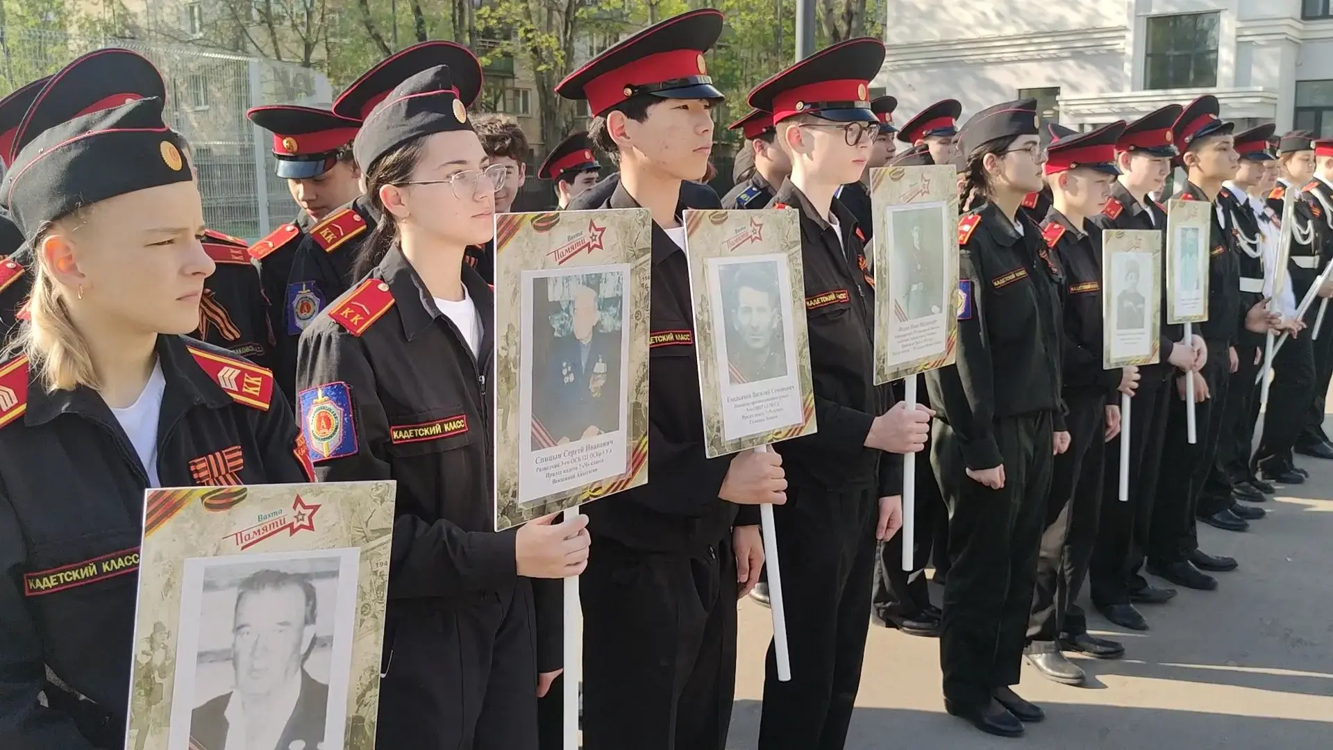 БЕССМЕРТНЫЙ ПОЛК 🇷🇺  В корпусе школы на ул. Коминтерна, д. 4 корп. 1 среди кадетских классов прошла 