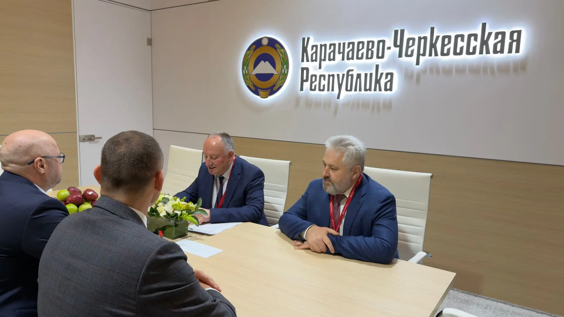 ⛰ На стенде Карачаево-Черкесской Республики в рамках КИФ состоялась рабочая встреча заместителя руко