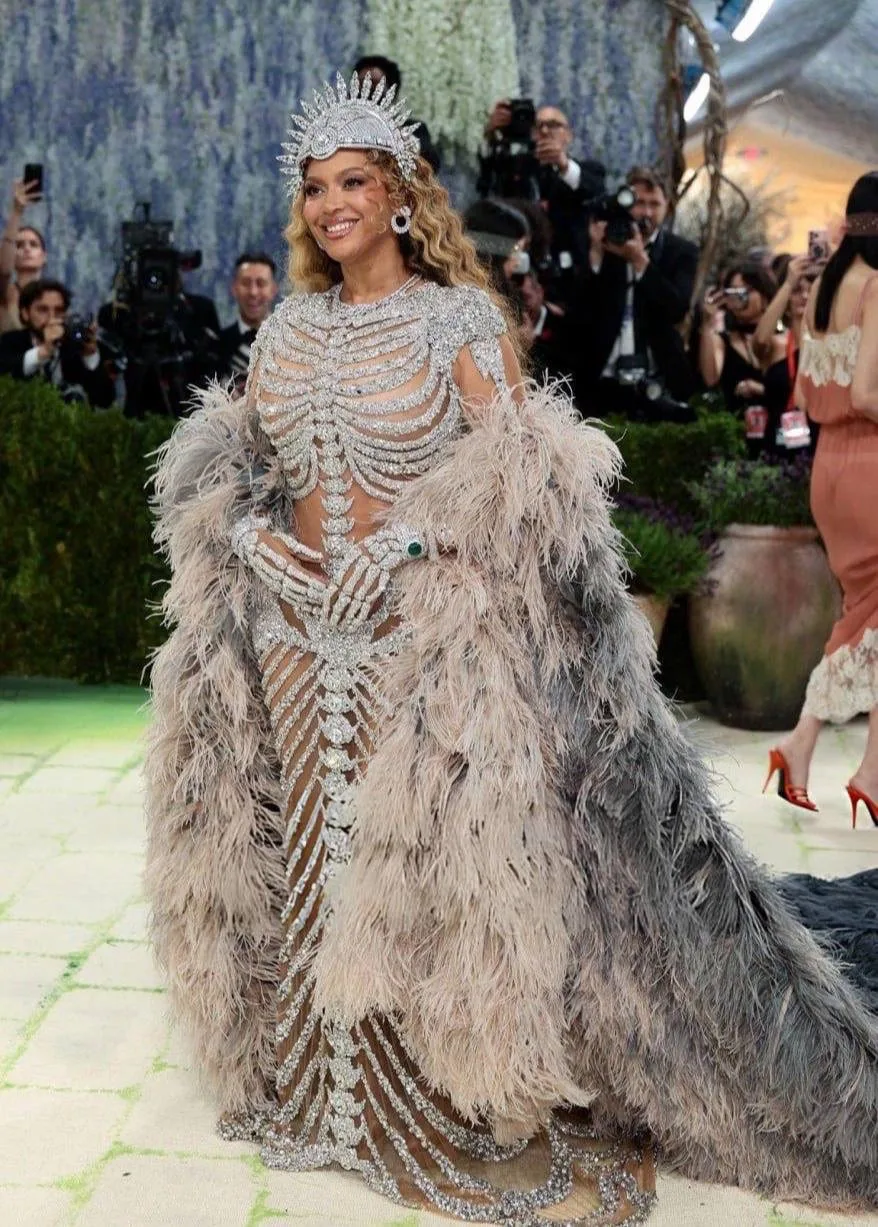 Met Gala 2026 превратился в музейную экспозицию : тема Costume Art , дресс-код Fashion Is Art , а ко