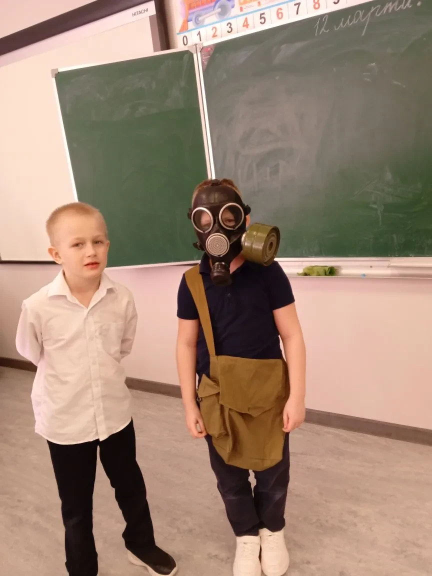 2б класс провел занятие по теме"Что такое противогаз?" . Горин Артем показал устройство противогаза.