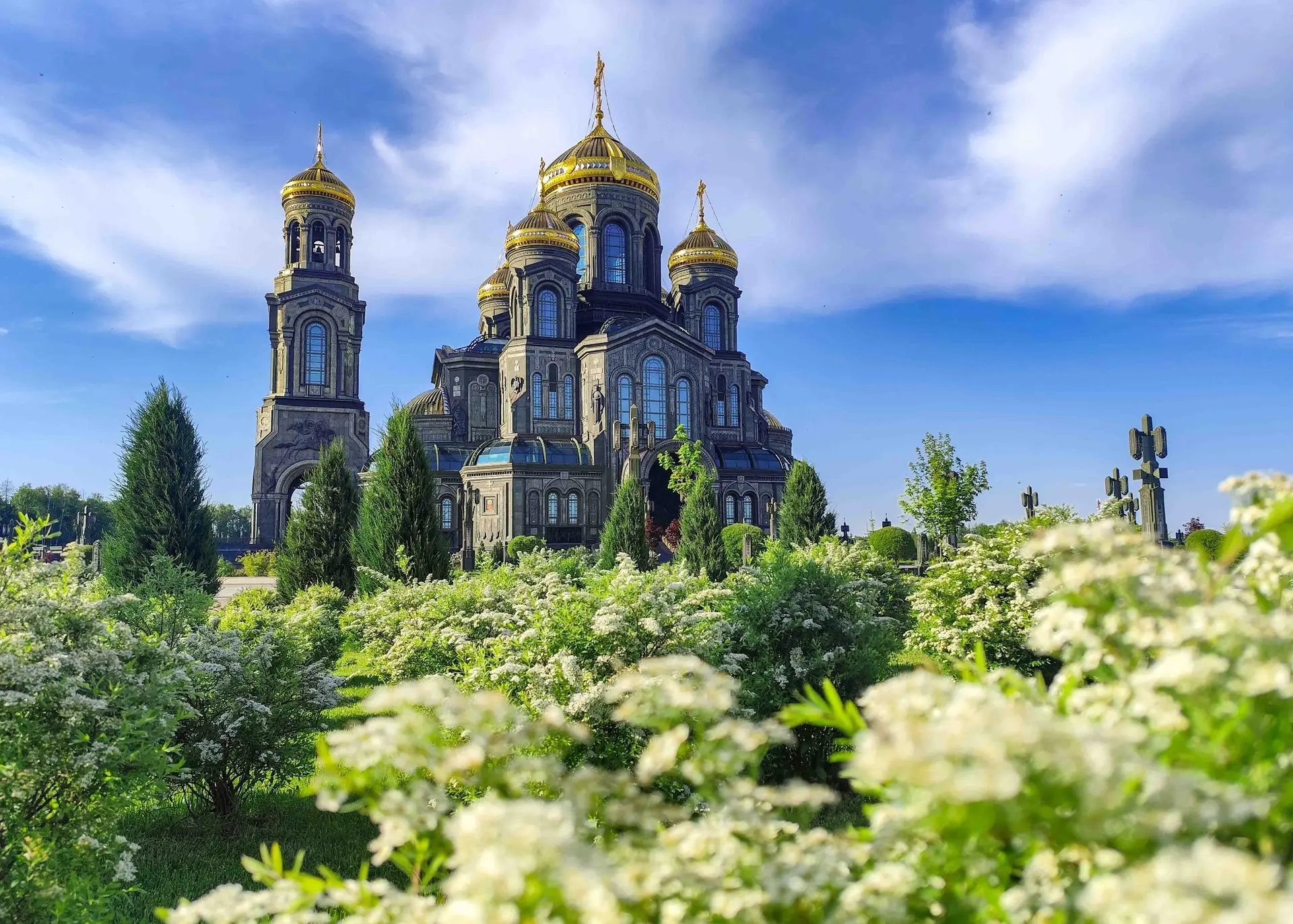 😊 Сегодня пятница, а значит, самое время решить, как провести выходные.  Сейчас весь парк цветёт и б