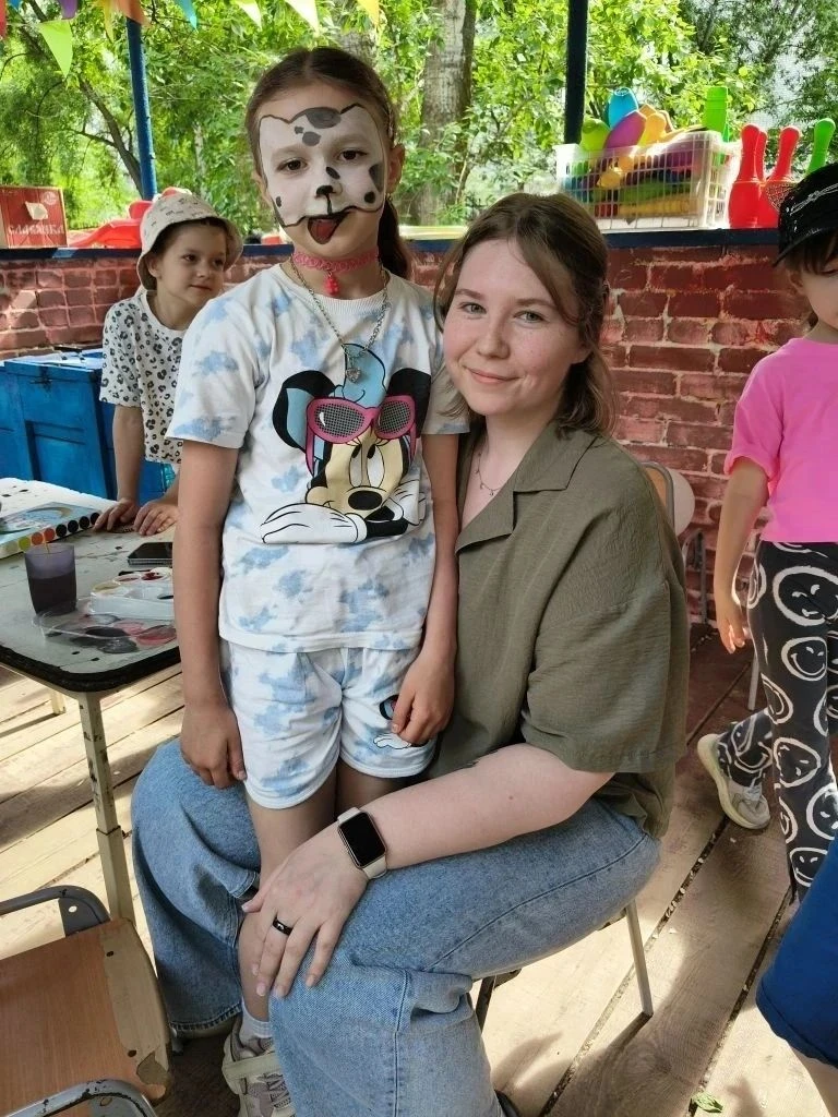 В группе произошло настоящее чудо!
В руках воспитателя оказались не просто краски, а настоящая волше