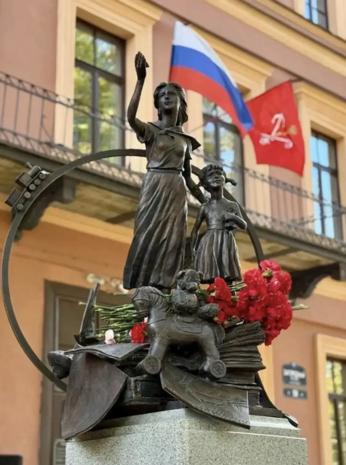🎉 В центре Петербурга, в сквере у пересечения Загородного проспекта и Верейской улицы,...