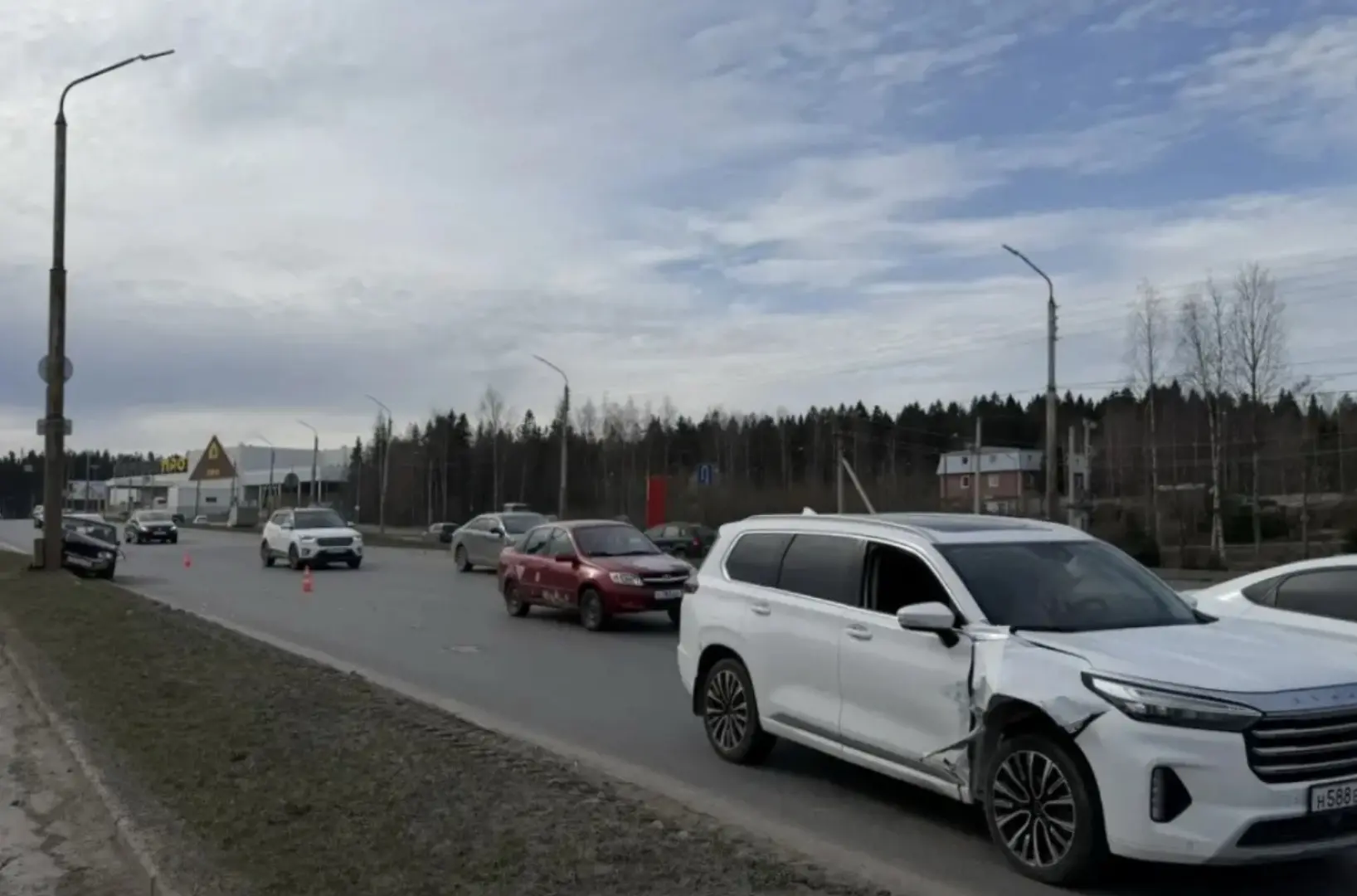Молодой водитель пострадал при ударе об столб на Лесном проспекте в Петрозаводске  15 апреля в 09:48