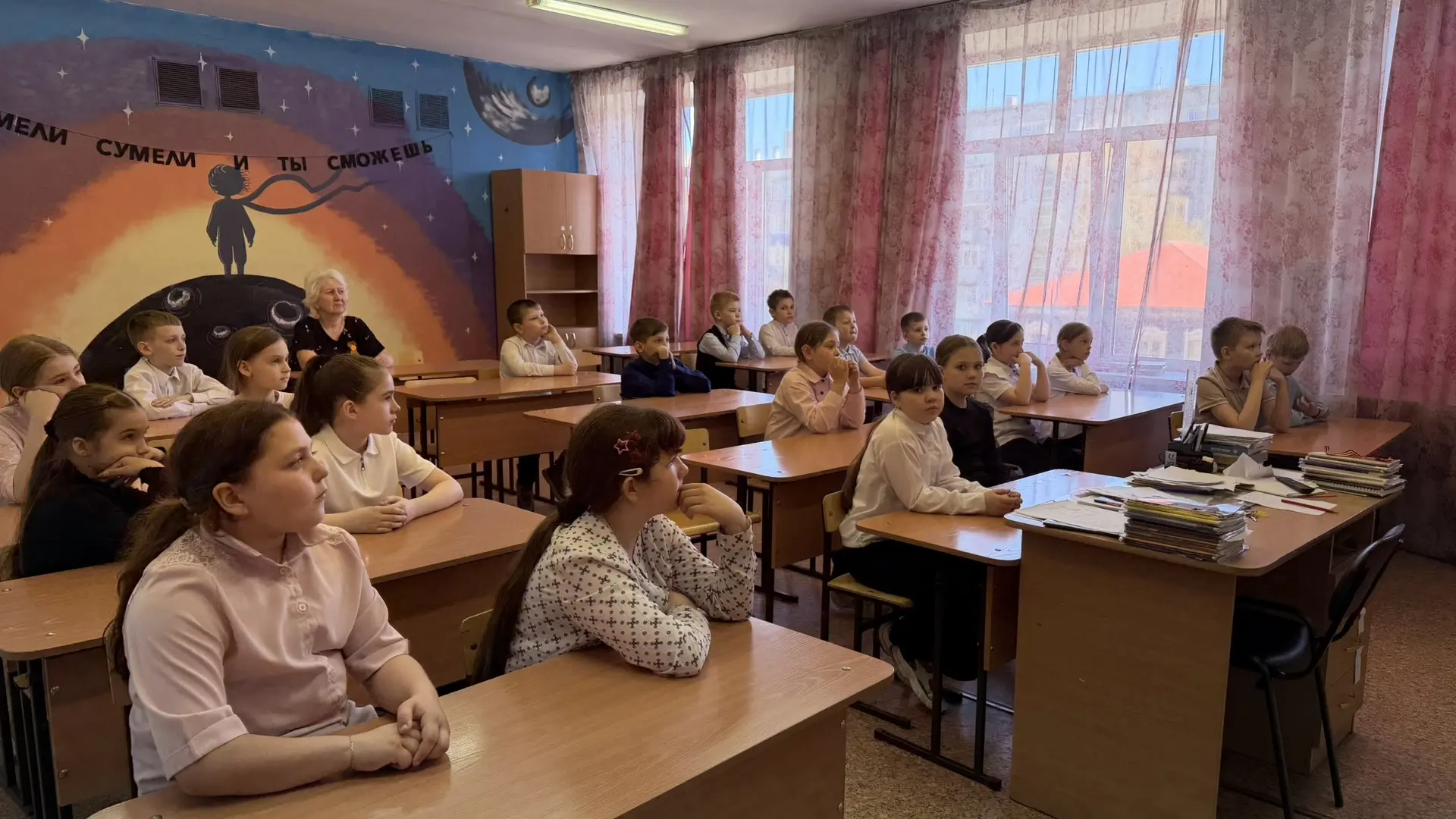 🕊️ Наша школа продолжает участвовать во Всероссийской акции «Георгиевская лента».  Но этот день запо