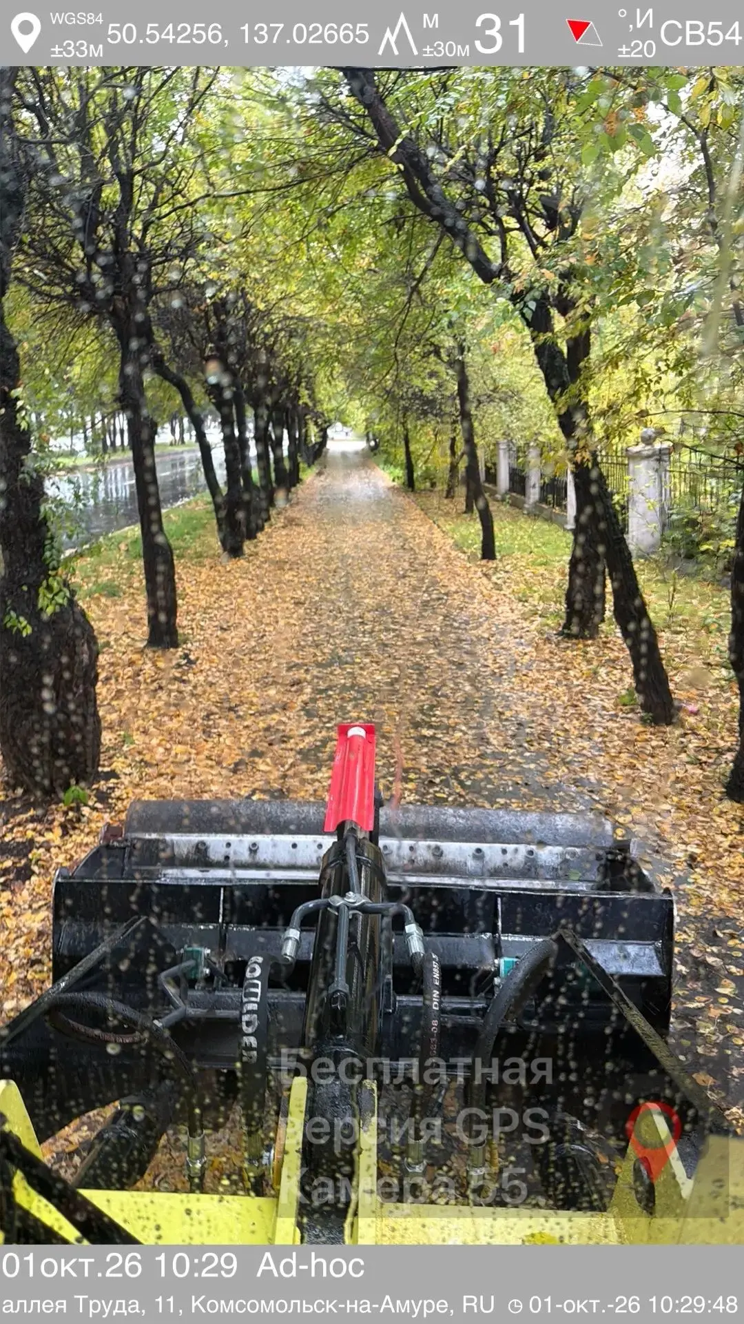 Несмотря на непогоду,  коммунальщики продолжают уборку улиц города.