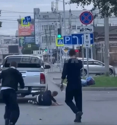 В Иркутске ищут водителя, который переехал парня во время конфликта на дороге. После наезда автомоби
