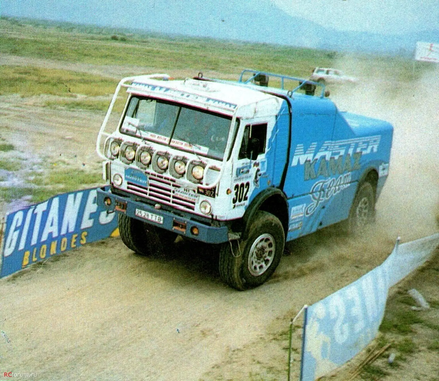 КАМАЗ-49252 на Мастер-ралли 1995 года

Грузовик со среднемоторной компоновкой и жесткой рамой. Дизел