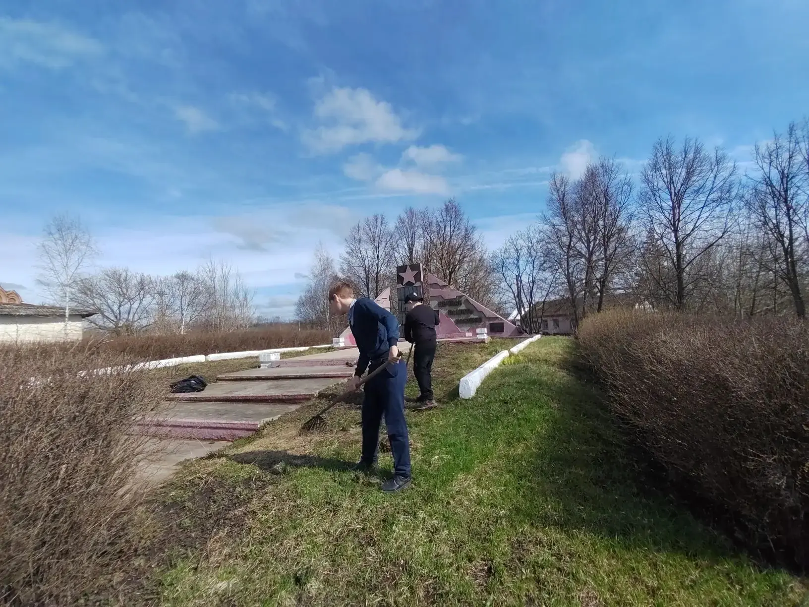 🌳 Пятиклассники наводят порядок у памятника героям Великой Отечественной войны