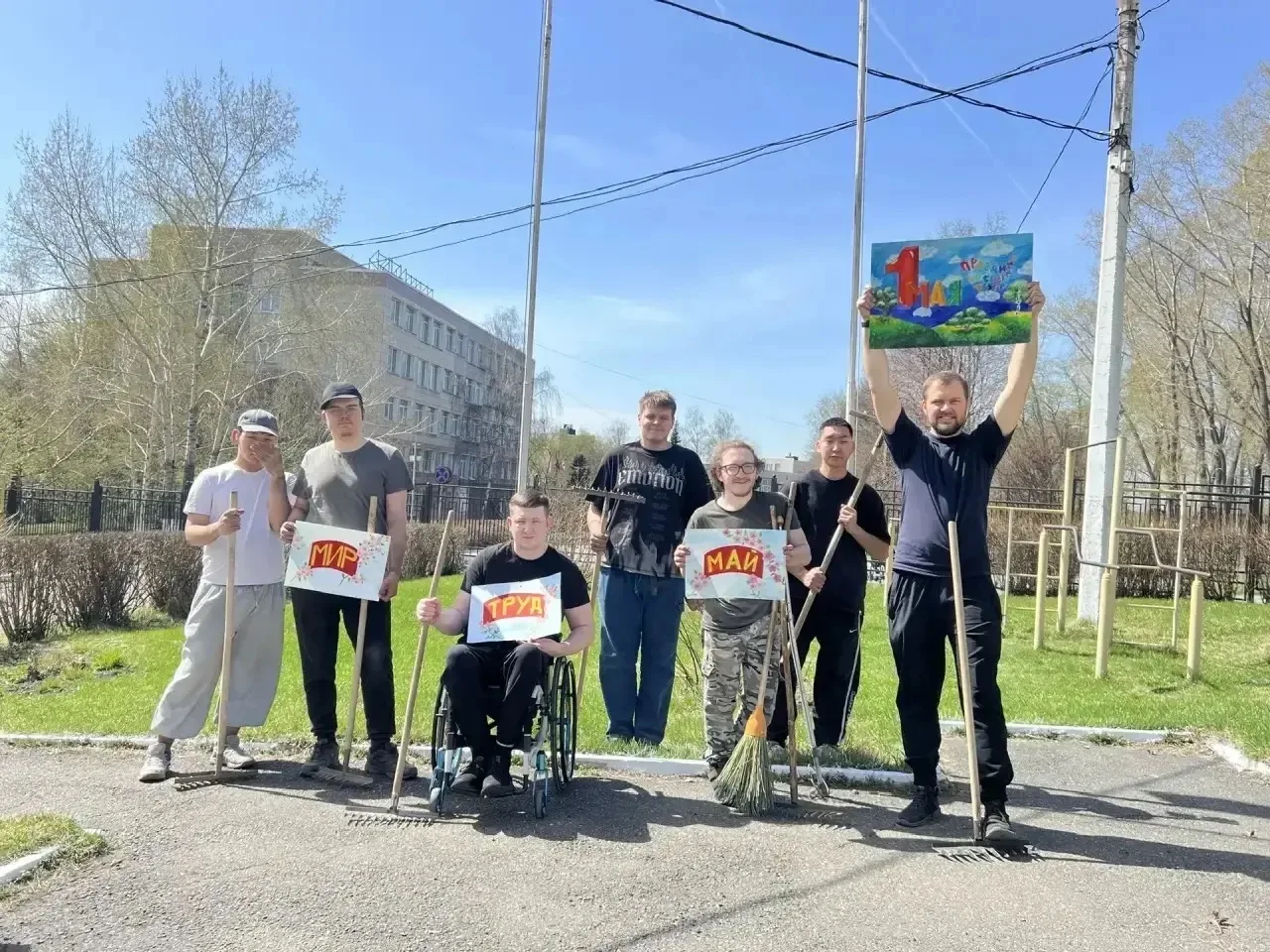 🌿 Студенты и сотрудники колледжа поздравляют с Первомаем! С Праздником Весны и Труда!