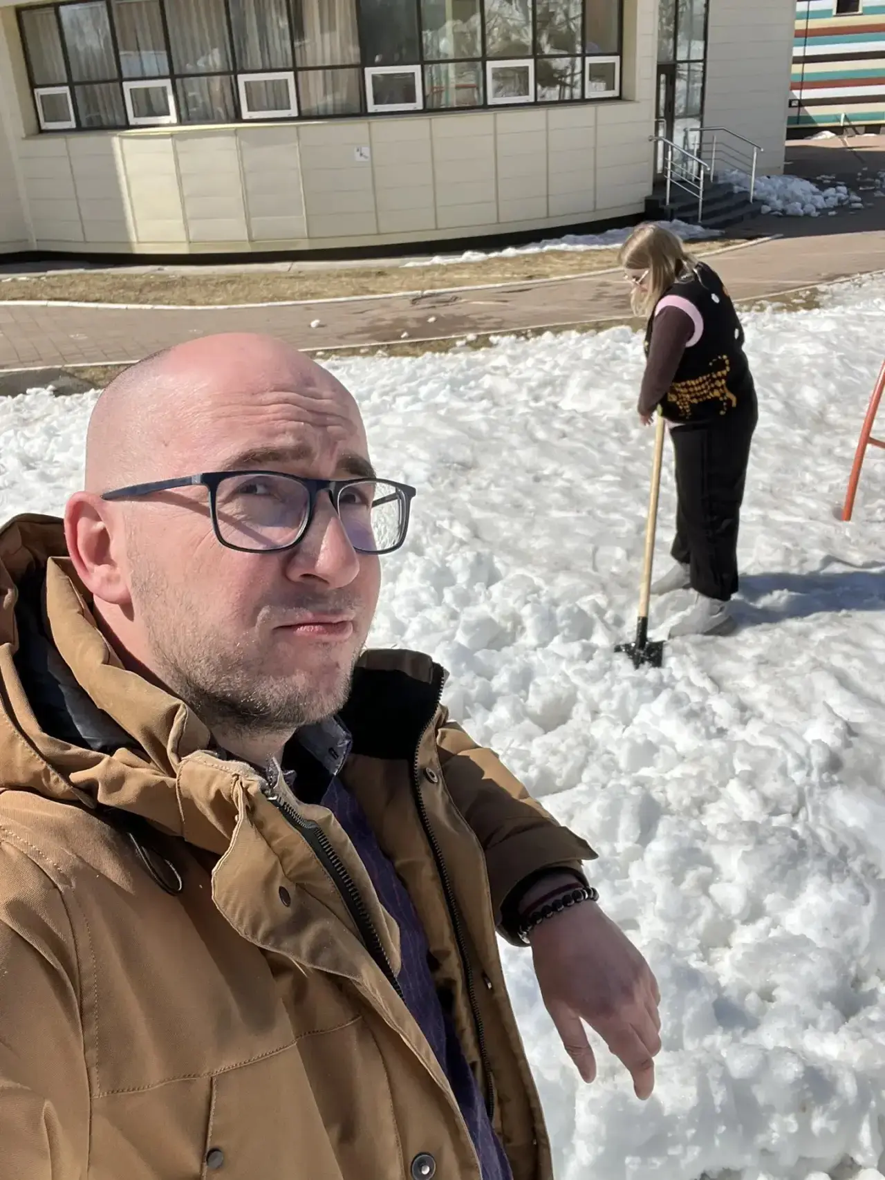 🌨️ Весенняя пятница: вместе делаем мир чище!  Сегодня наш дружный коллектив гимназии вышел на улицу,