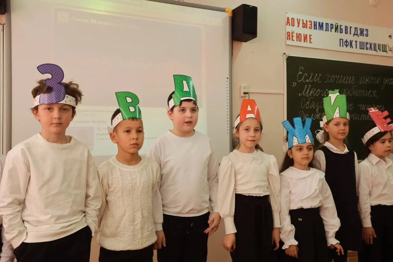 Первые классы прощаются с Азбукой! 🎉 Первая школьная победа уже за плечами. Гордимся нашими первокла