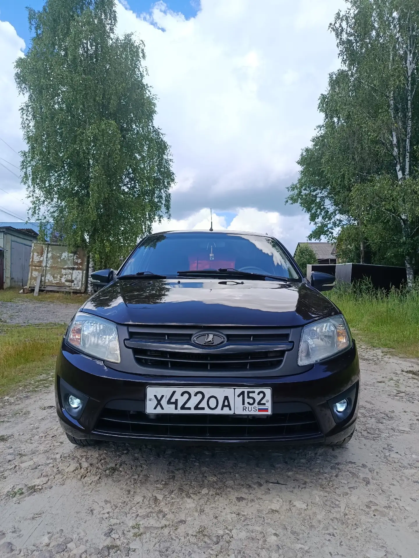 Продам ладу гранту 
2014 год 
Родной пробег 97000 км 
В машине есть кондиционер, передние электро ст