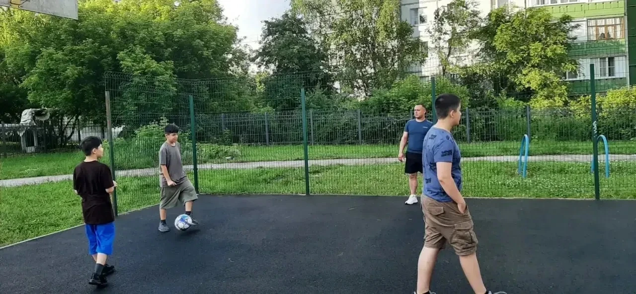 Спортивная площадка «Ассорти» - это не просто разметка на асфальте и кольца с воротами. Это место, г