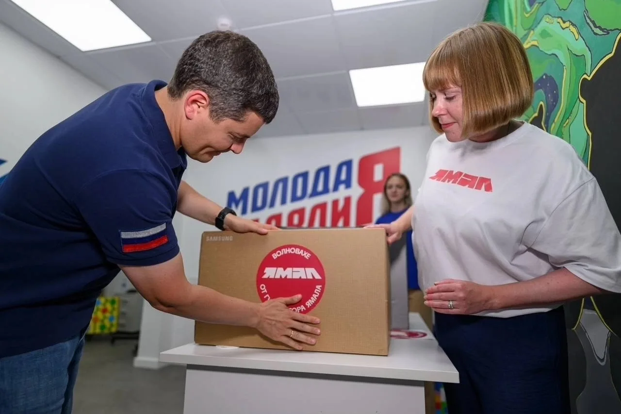 Дмитрий Артюхов вместе с парламентариями и активистами «Молодой Гвардии Единой России» ...