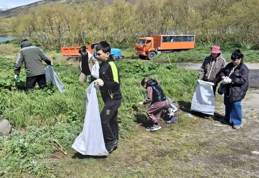 🧹🚰 От стекла и пластика очистили окрестности Озерновских ключей
 
В субботнике на любимом месте от