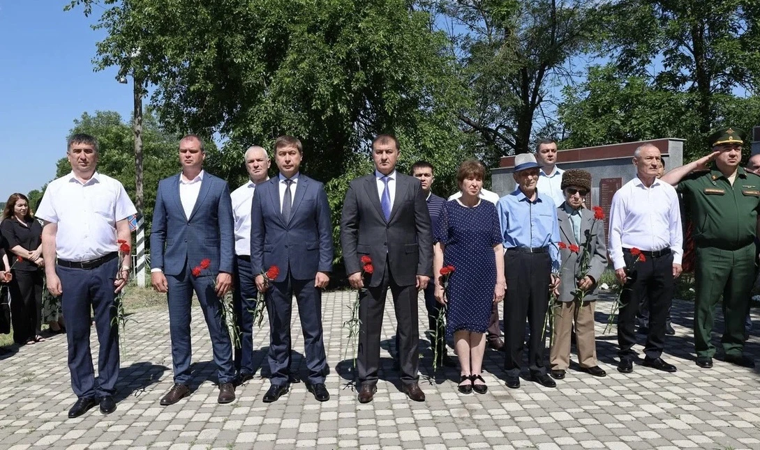 На Братской могиле аула Тахтамукай состоялся митинг, посвященный Дню памяти и скорби. В митинге прин
