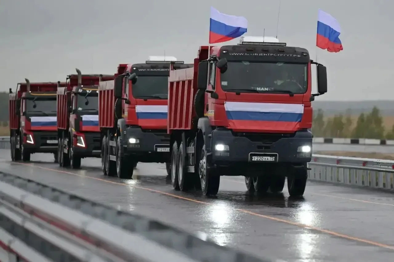Движение по новому путепроводу через железную дорогу на 55 километре федеральной трассы...
