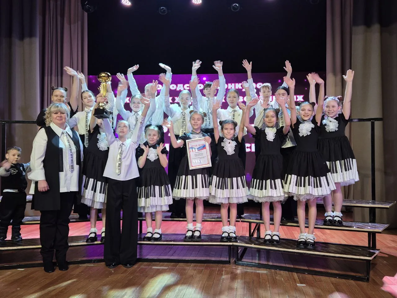 🎼"Хор из 30 - ки" занял 👍 Гран - при на Городском конкурсе школьных хоровых коллективов «В дружбе на