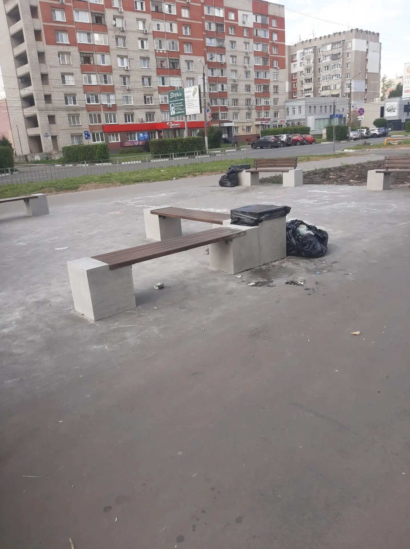 Отличное решение убрать мусор из урн в мешки, их оставить рядом, а урны заклеить скотчем🤣