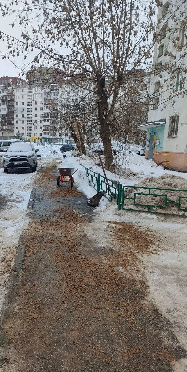 🚜❄ Вчера на ул. Акимова, дом 2 работал мини-трактор.  Этот небольшой, но очень полезный помощник нез