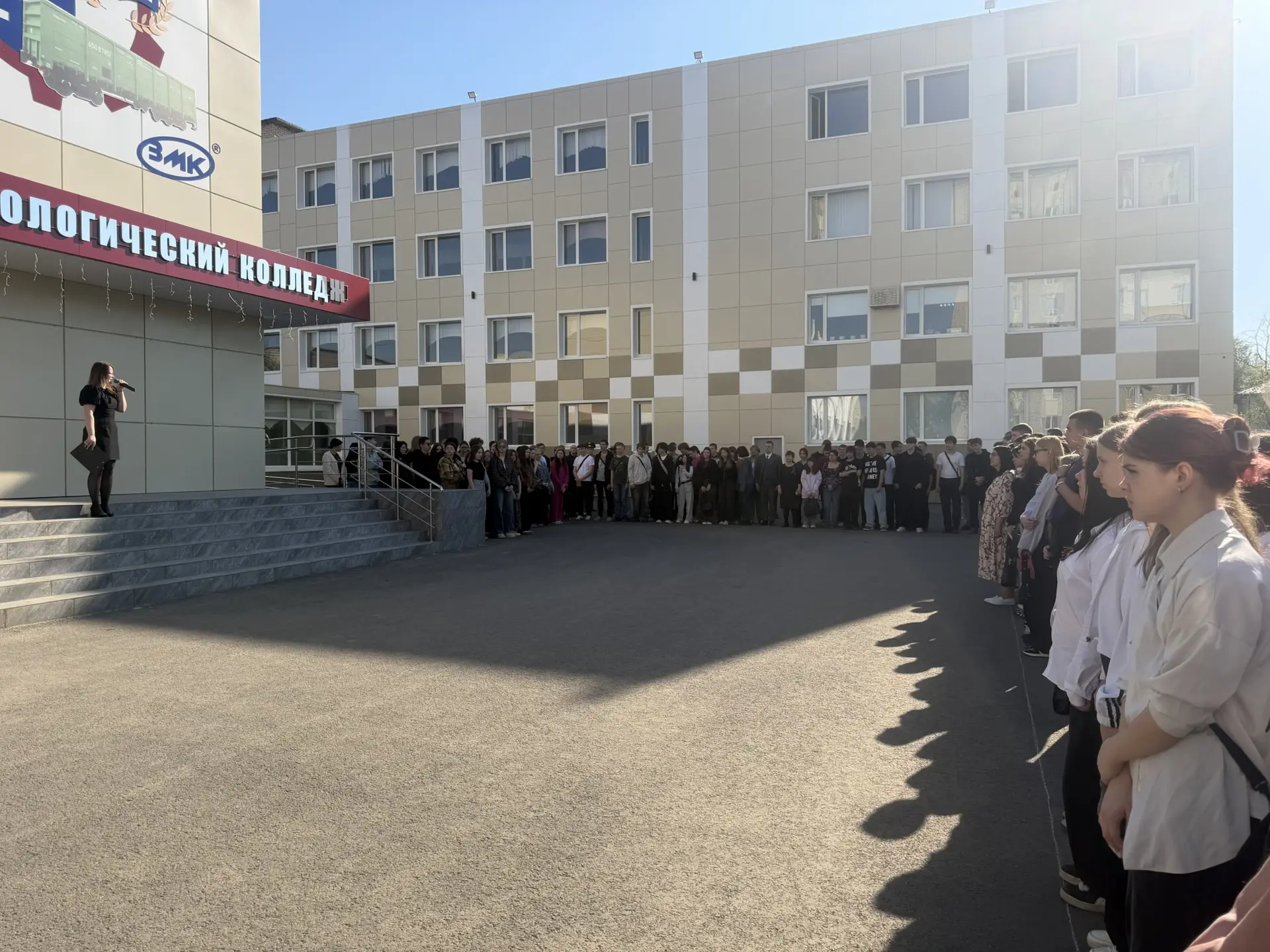Торжественная линейка в честь Дня Победы в ГАПОУ СО «ЭМТК» 

Сегодня в нашем колледже состоялась тор