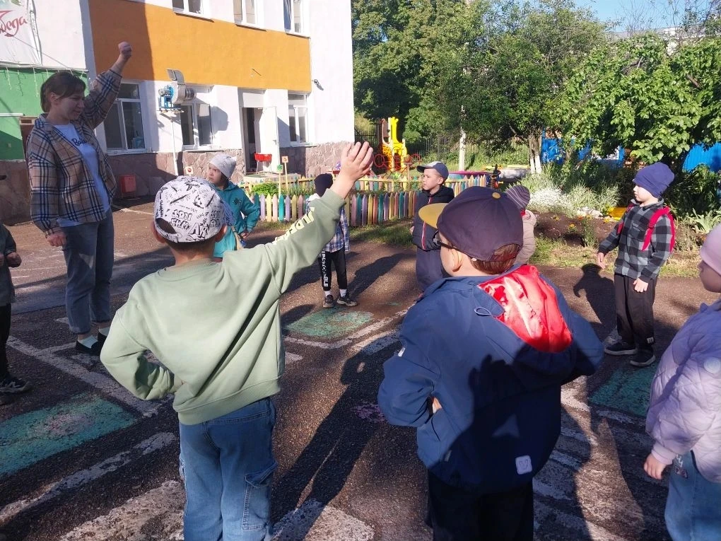 ☀️ Утренняя зарядка на свежем воздухе: бодрость и здоровье с самого утра! ☀️

Доброе утро начинается