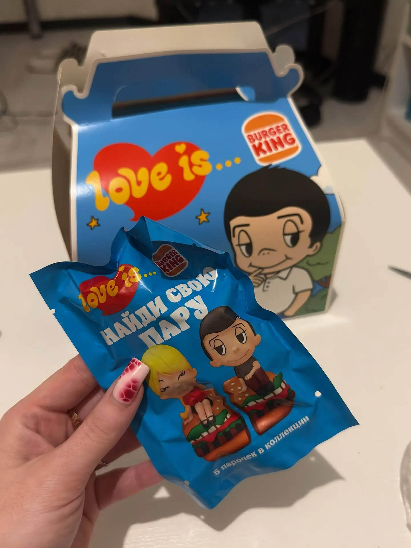 Распаковка большого бокса love is…. ✨

Обожаю эту парочку уже очень давно, сразу побежала в бургер к