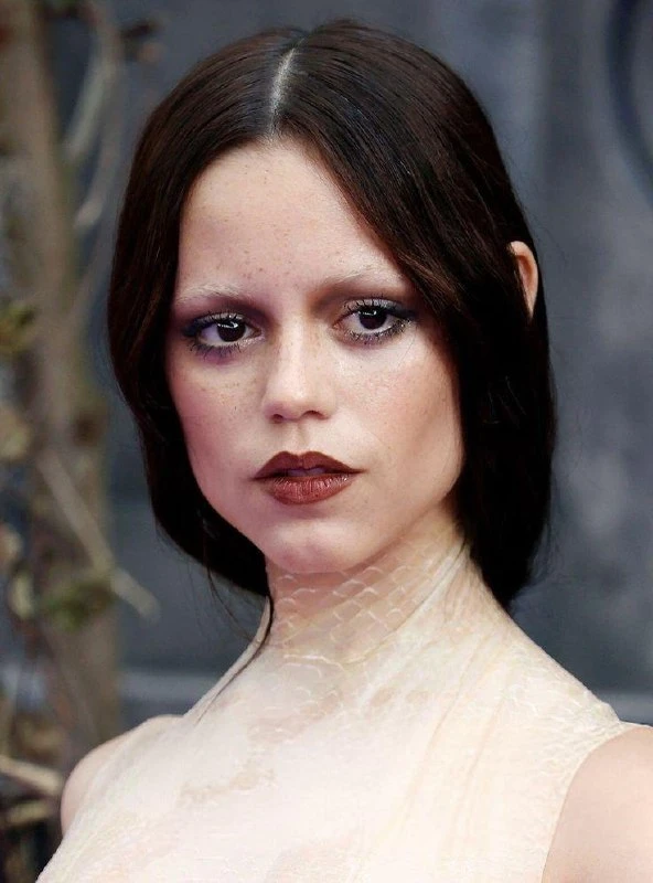Тренд на образ уставшей девочки или tired girl makeup захватывает подиумы.