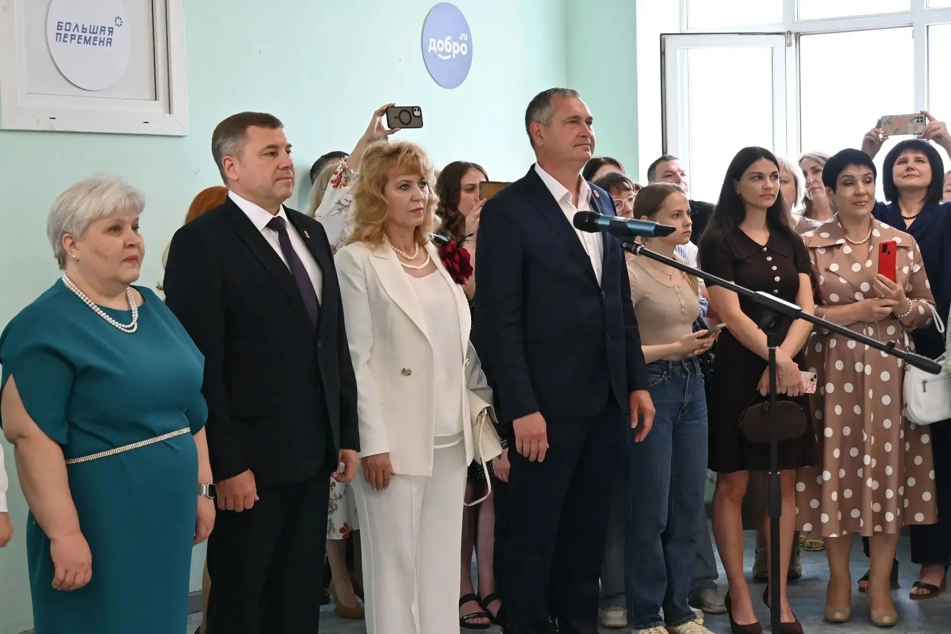 Сегодня во всех школах Аксайского района большой праздник — звучит Последний звонок.   Для учеников 