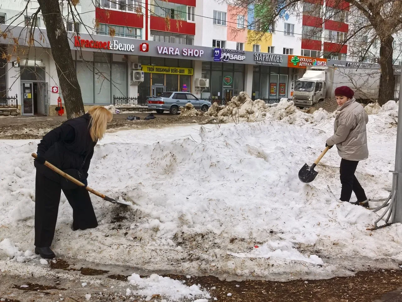 Стерлитамак сегодня вышел на первый весенний субботник. Рыхлили снег, собирали мусор, оставшийся пос