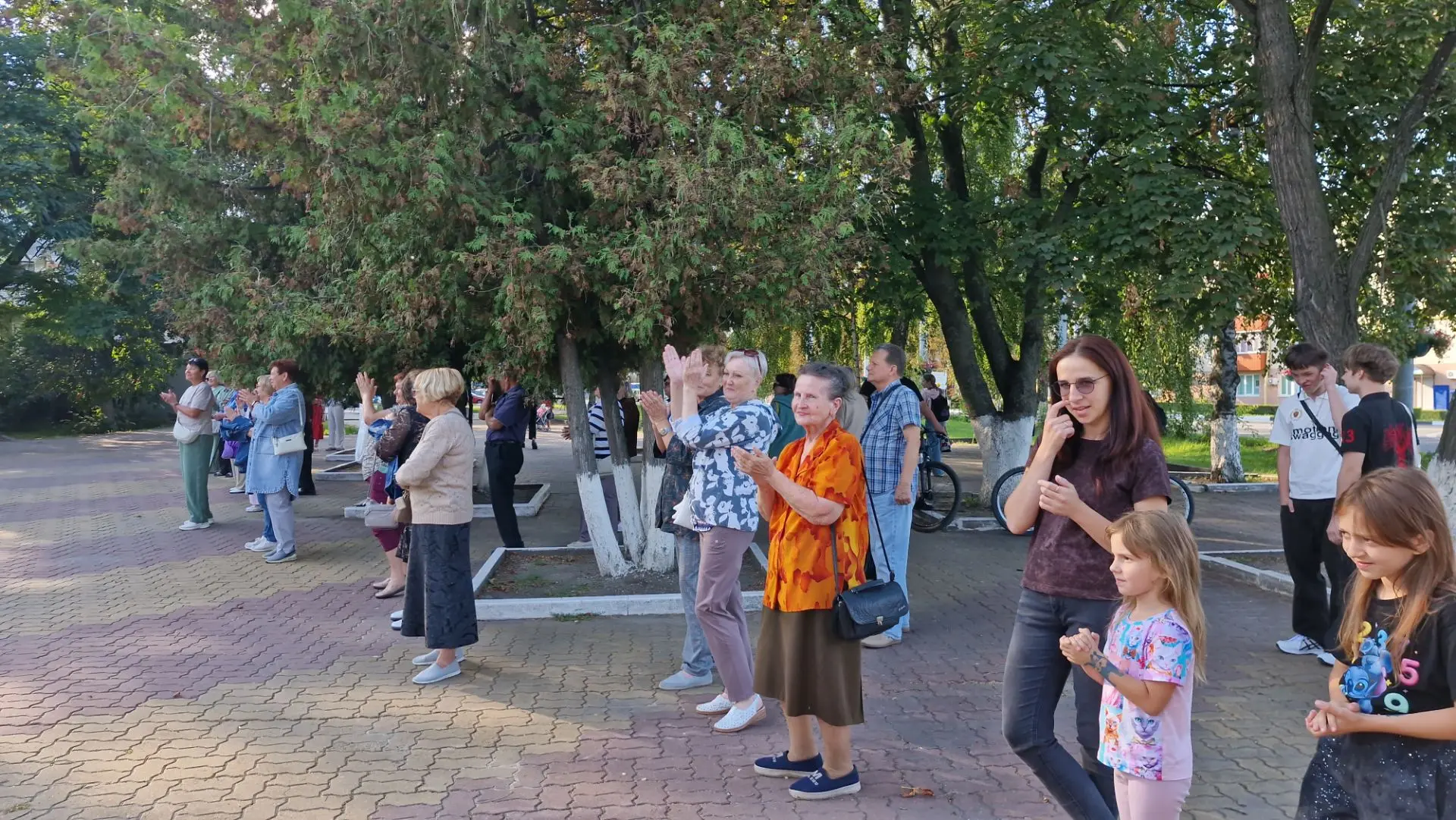 Лето потихоньку собирает чемоданы, но танцевальный вечер «В ритме лета» на площади ЦКР ...