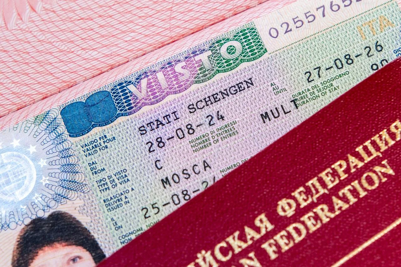 Евросоюз обсуждает расширение ограничений на туристические и краткосрочные визы для рос...