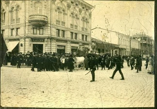 г.Симферополь, угол улиц Пушкинской и Екатерининской (ныне К.Маркса) у дома купца Семер...