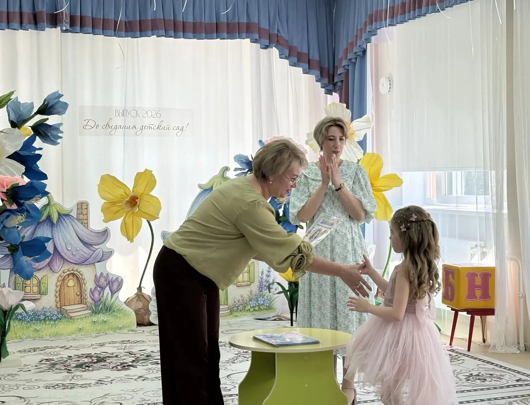 🌼 Путешествие из Цветочного города в Страну Знаний: выпускной в 3 корпусе! 🎓

Эстафету праздничных