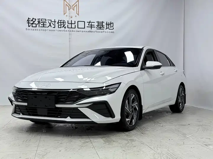 Стильный корейский седан! Hyundai Elantra — динамика, комфорт и богатая комплектация.