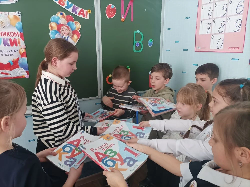 Сегодня в 1-а классе прошёл праздник "Прощанием с Азбукой". На праздник к ребятам пришл...