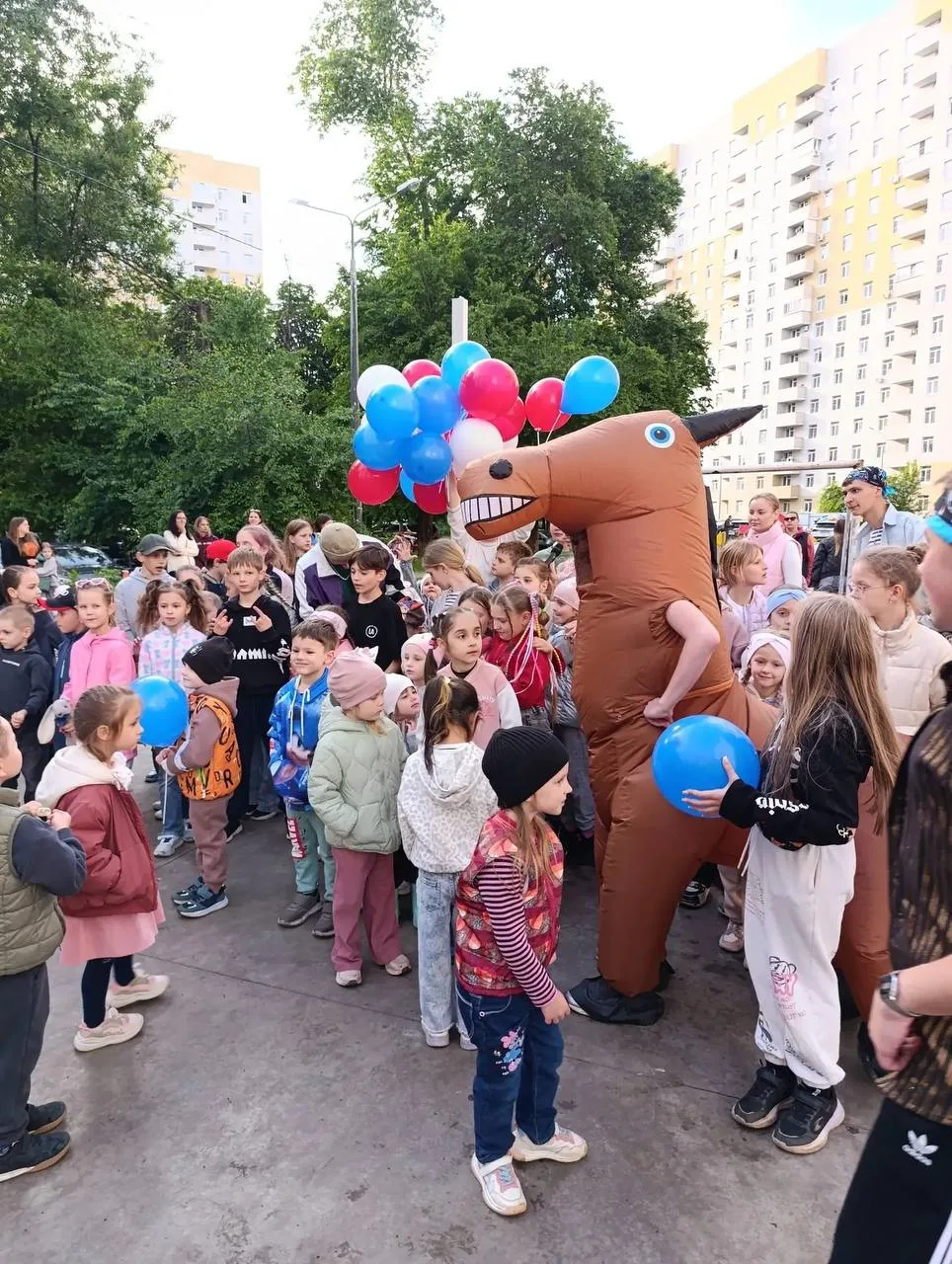 ☀️ Праздник двора в честь Дня защиты детей!