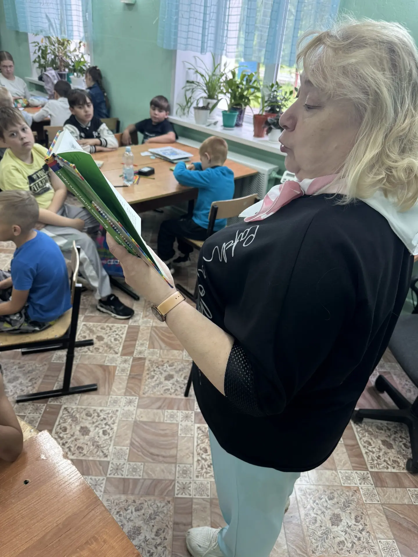 Пасмурная, дождливая погода вовсе не повод для грусти — ведь главное, что рядом любимые педагоги, ве