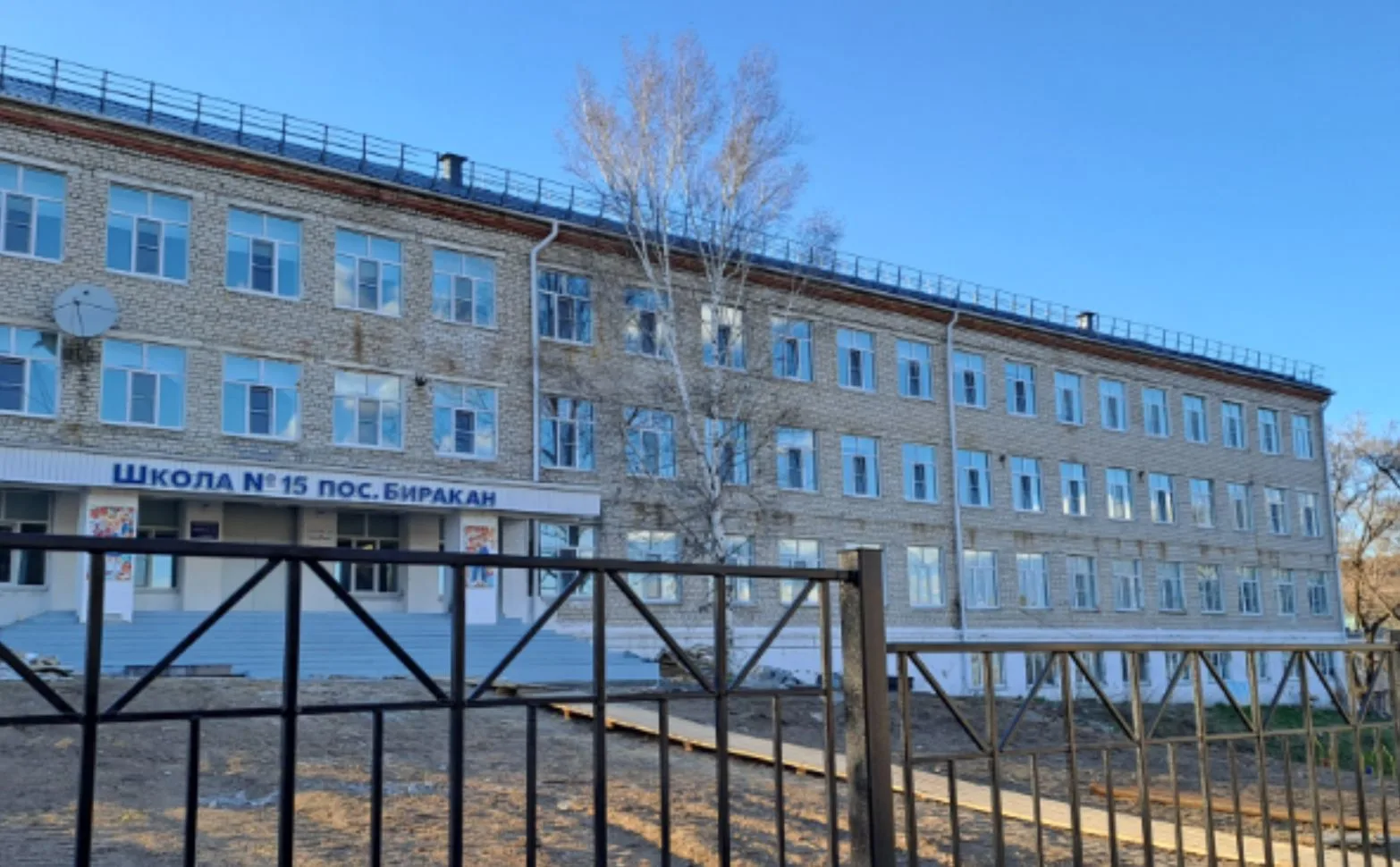 Обновление школьного фасада: установлена новая вывеска