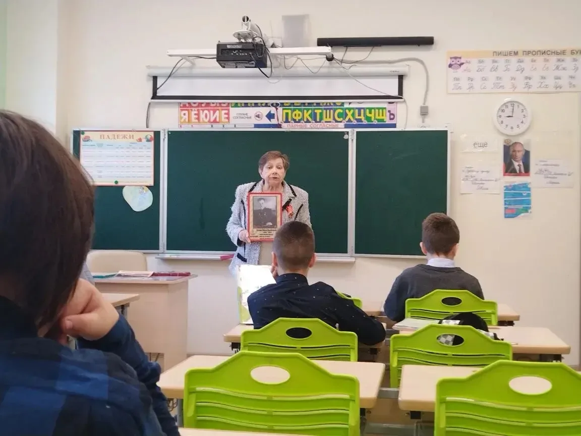 6 и 8 мая в классах 1.8 и 4.15 прошли уроки Мужества. На уроки приходил гость, бабушка учеников наше