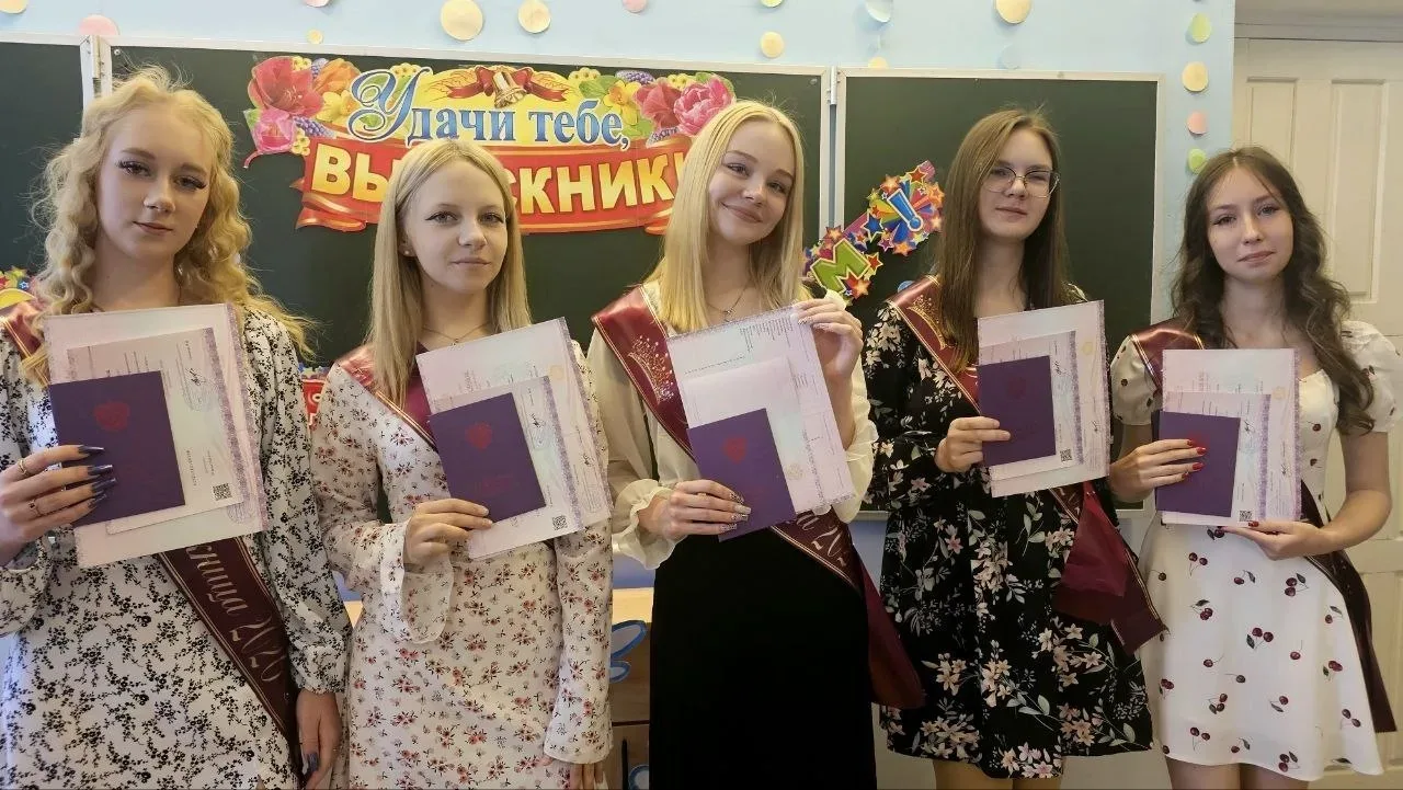 В нашей школе состоялась торжественная линейка - выпускники получили свои аттестаты. 🎊