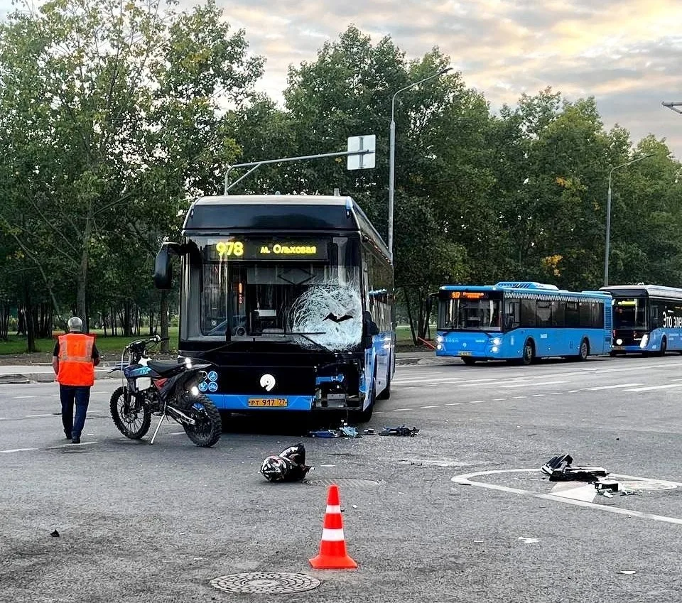 В Щербинке пибайкер напал на 978 автобус (живой).