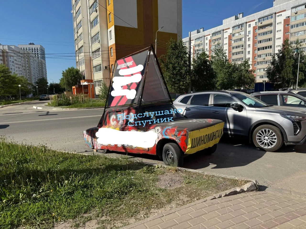 А как вы относитесь к такому рекламному чермету, занимающему парковочные места в Спутнике?