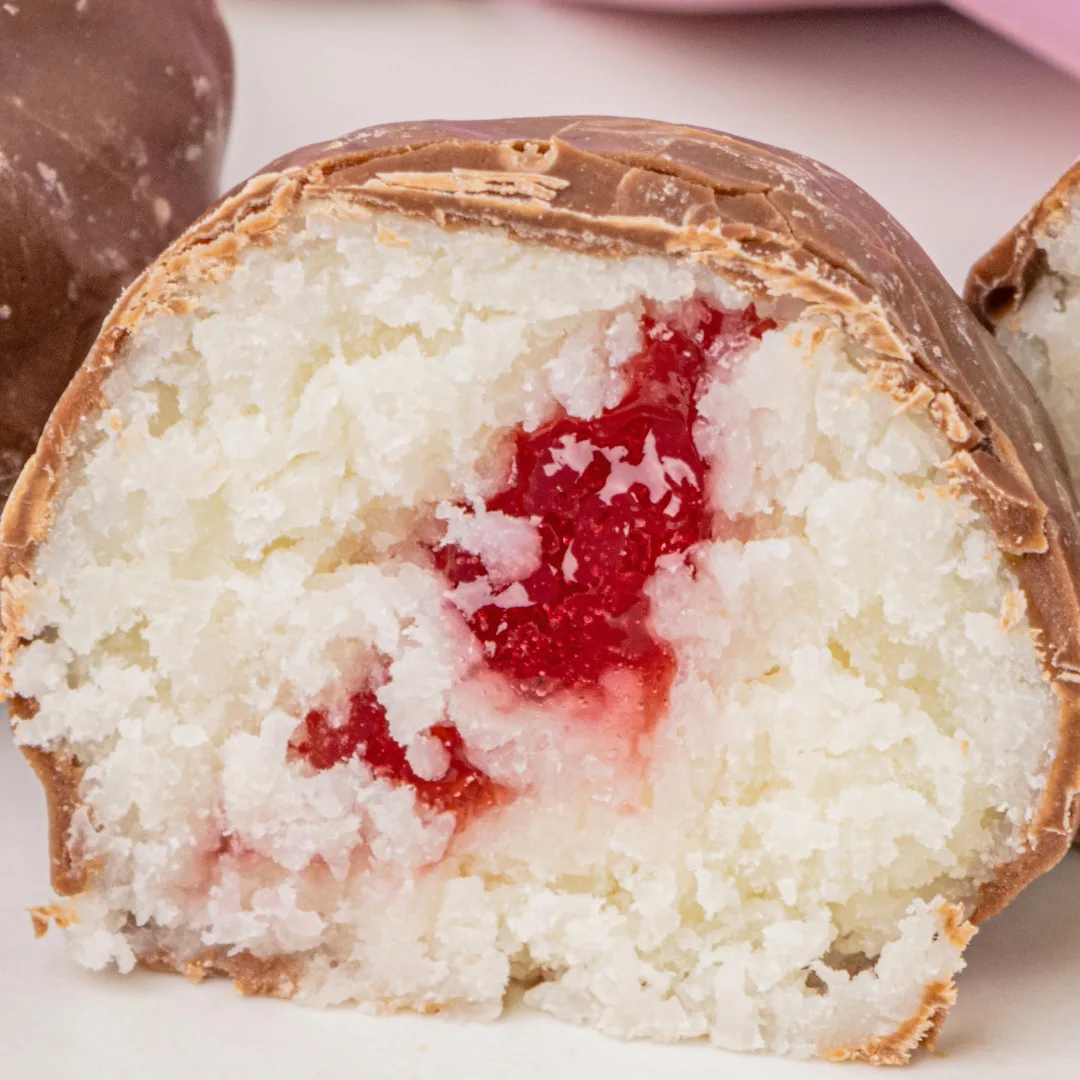 Что нового появилось во ВкусВилле?  🌸 Конфеты кокосовые в шоколаде с начинкой «Малина» Молочный шоко